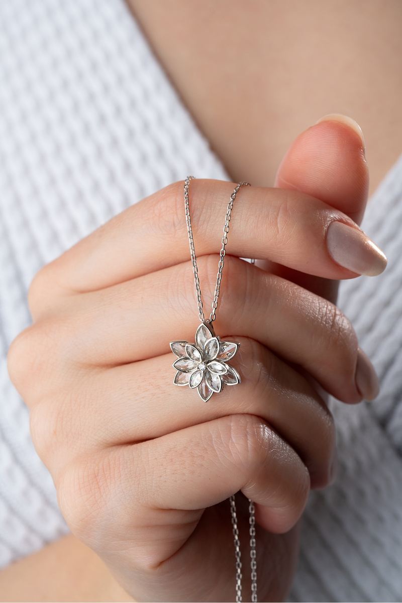 925 Ayar Gümüş Beyaz Taşlı Lotus Kolye