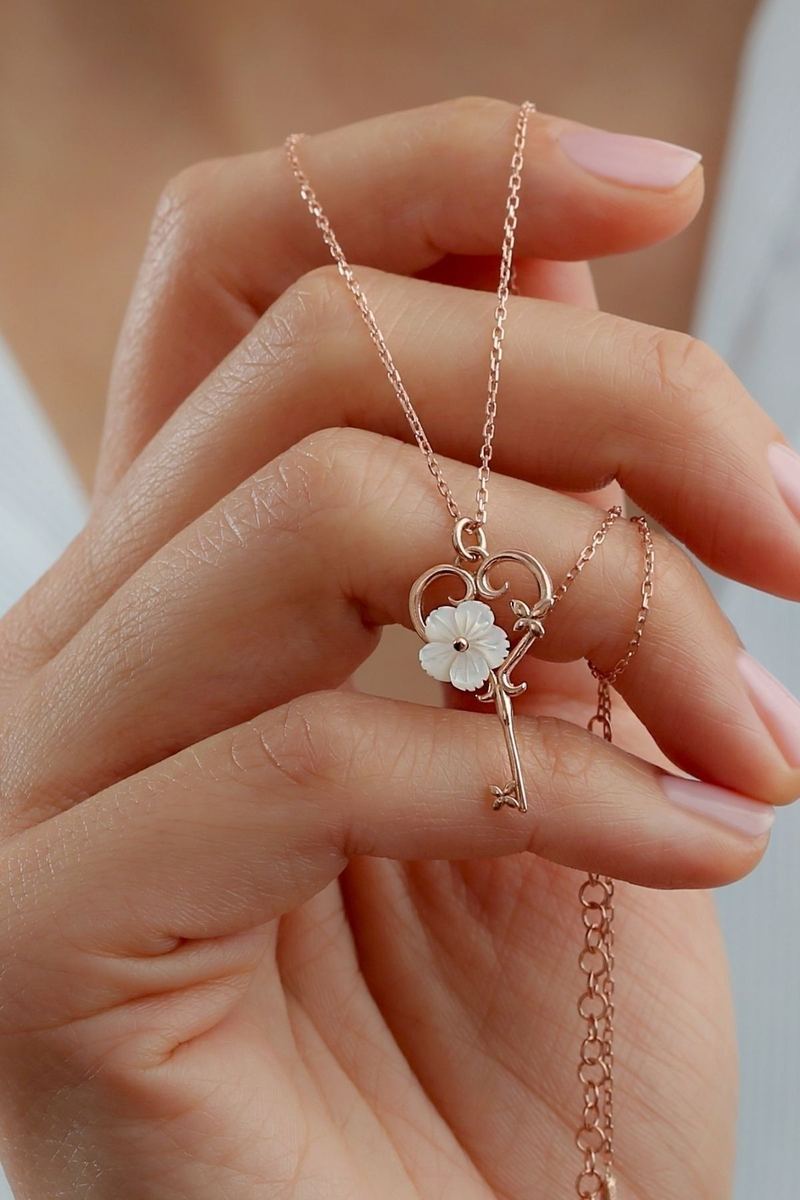 925 Ayar Gümüş Sedefli Gül Anahtar Kolye