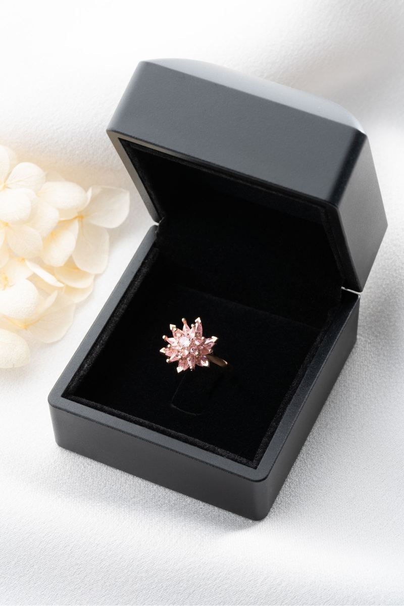925 Ayar Gümüş Işıklı Kutuda Ayarlanabilir Pembe Taşlı Lotus Yüzük