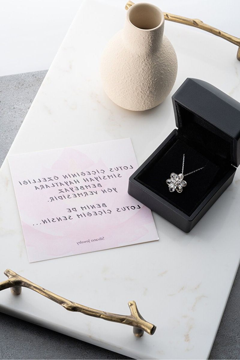 925 Ayar Gümüş Işıklı Kutuda Beyaz Taşlı Katmanlı Lotus Kolye