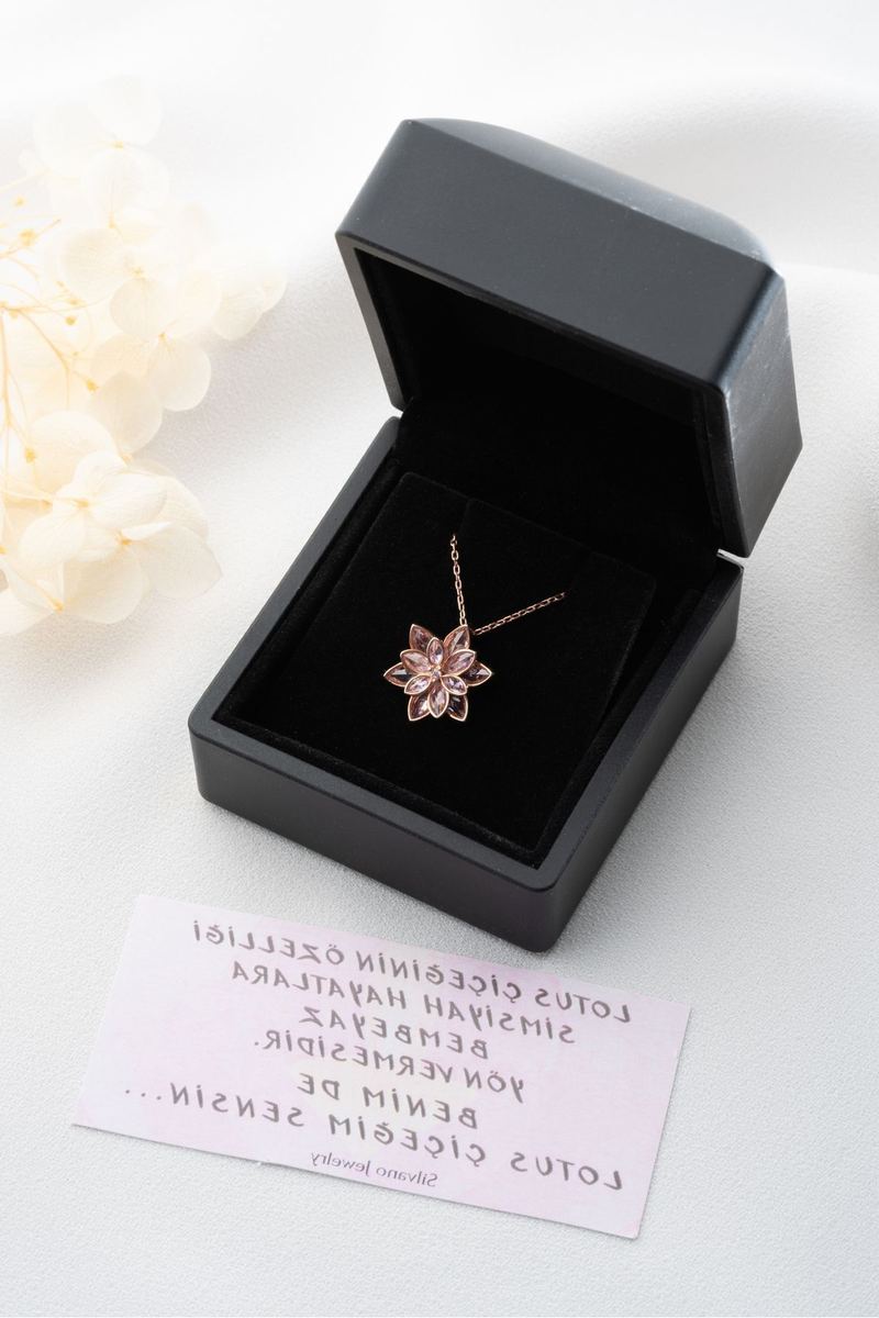 925 Ayar Gümüş Işıklı Kutuda Pembe Lotus Çiçeği Kolye