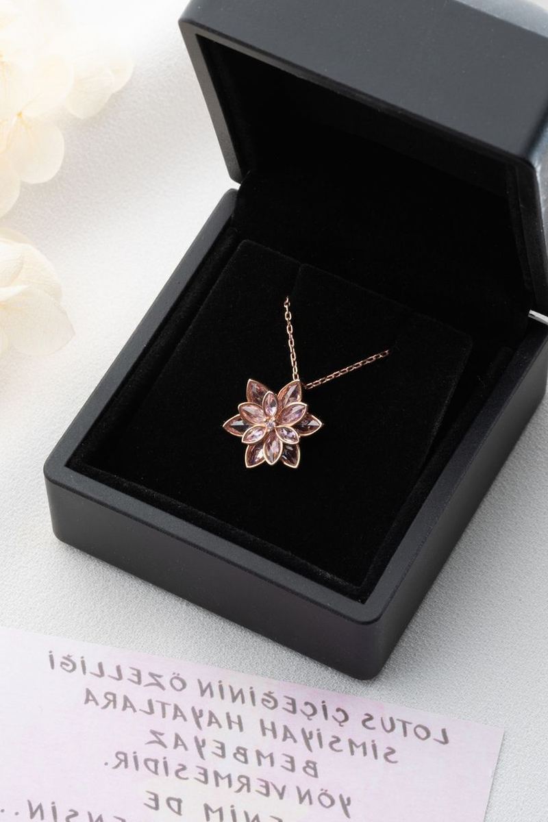 925 Ayar Gümüş Işıklı Kutuda Pembe Lotus Çiçeği Kolye görsel 2